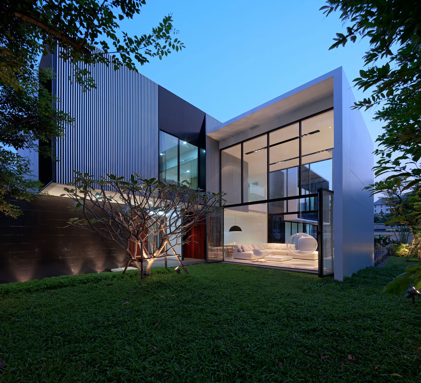An Ultra-Modern Family Home with Spacious and Warm Interior in Bangkok by Ayutt and Associates Design (23)