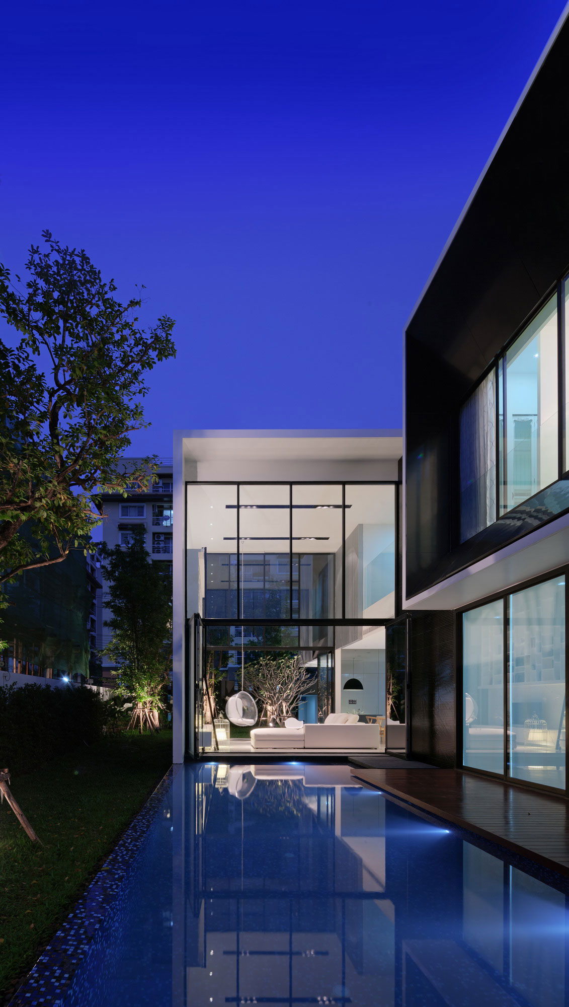 An Ultra-Modern Family Home with Spacious and Warm Interior in Bangkok by Ayutt and Associates Design (24)