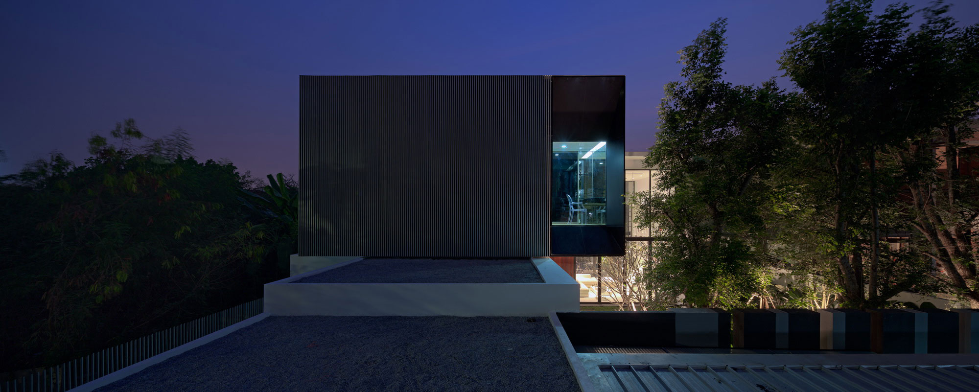 An Ultra-Modern Family Home with Spacious and Warm Interior in Bangkok by Ayutt and Associates Design (25)