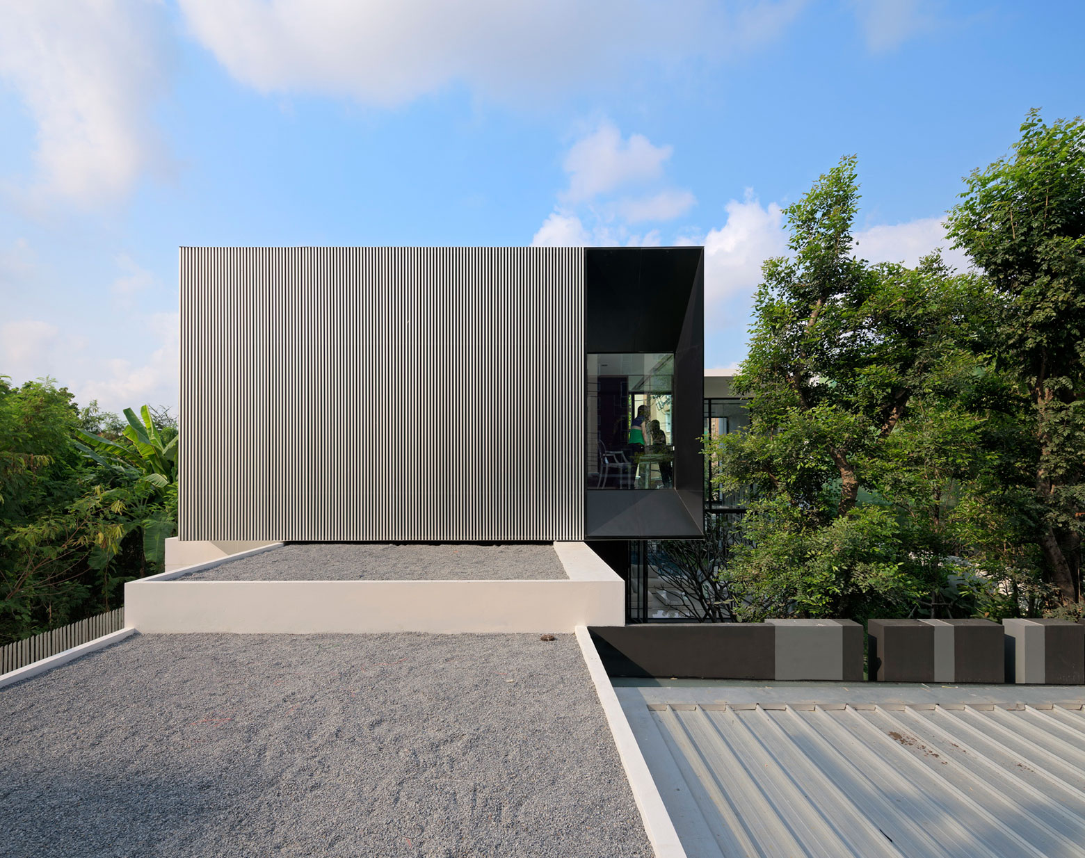An Ultra-Modern Family Home with Spacious and Warm Interior in Bangkok by Ayutt and Associates Design (4)
