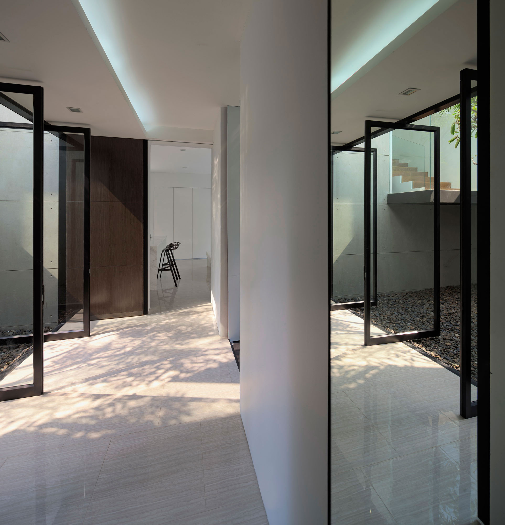 An Ultra-Modern Family Home with Spacious and Warm Interior in Bangkok by Ayutt and Associates Design (8)