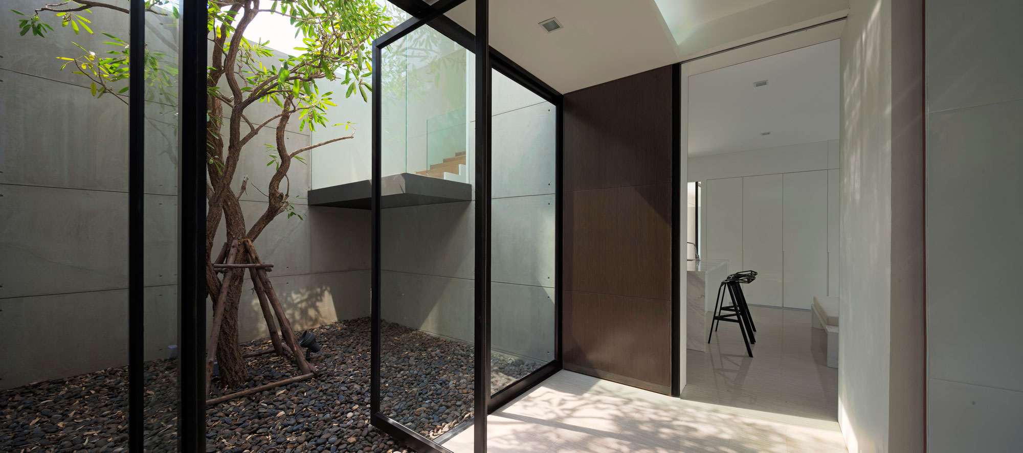 An Ultra-Modern Family Home with Spacious and Warm Interior in Bangkok by Ayutt and Associates Design (9)