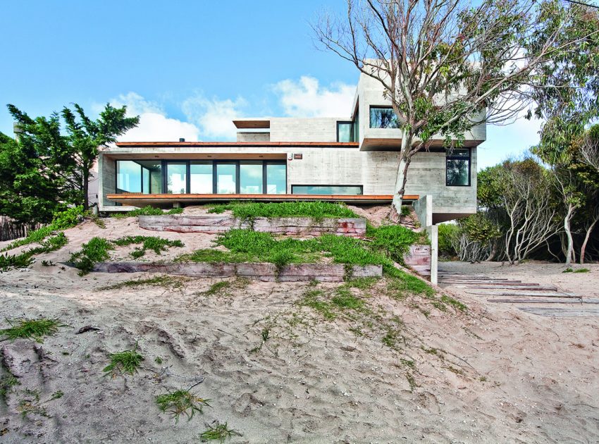 A Beautiful Concrete Home Nestled in the Beach and Forest of Villa Gesell, Argentina by BAK Architects (1)