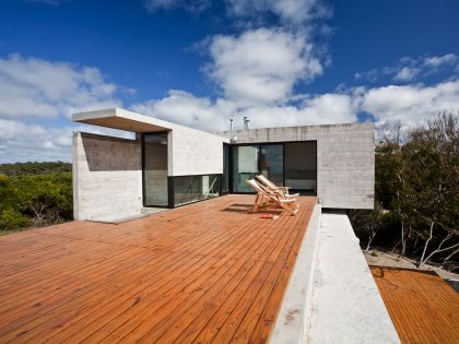 A Beautiful Concrete Home Nestled in the Beach and Forest of Villa Gesell, Argentina by BAK Architects (10)