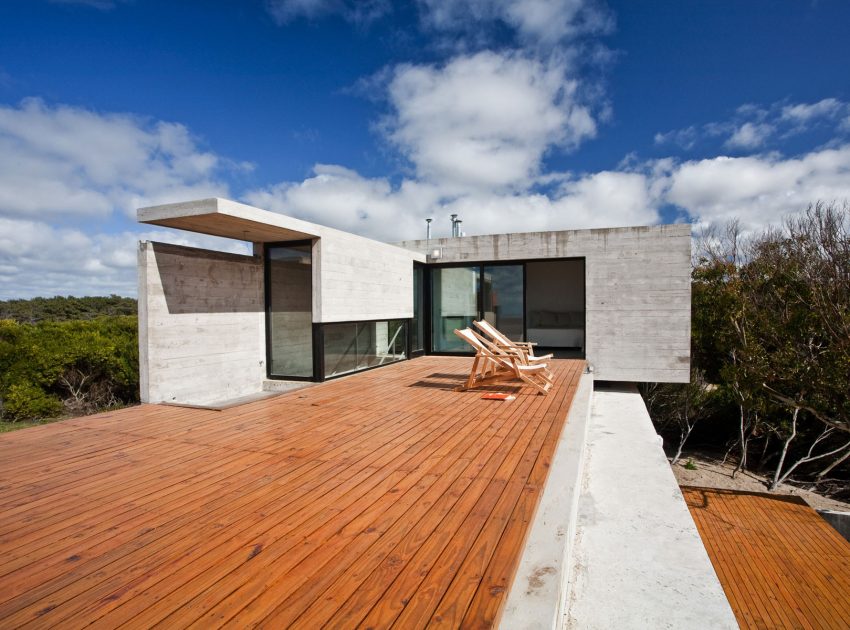 A Beautiful Concrete Home Nestled in the Beach and Forest of Villa Gesell, Argentina by BAK Architects (10)