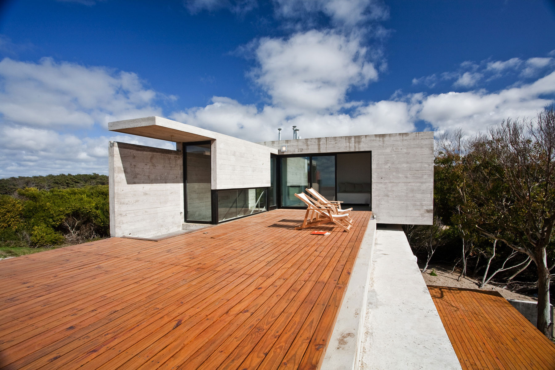 A Beautiful Concrete Home Nestled in the Beach and Forest of Villa Gesell, Argentina by BAK Architects (10)