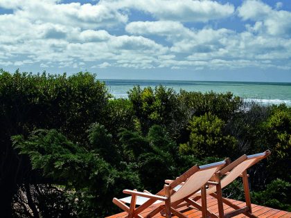 A Beautiful Concrete Home Nestled in the Beach and Forest of Villa Gesell, Argentina by BAK Architects (11)