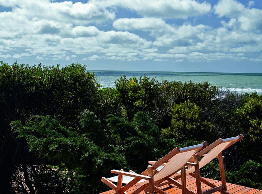 A Beautiful Concrete Home Nestled in the Beach and Forest of Villa Gesell, Argentina by BAK Architects (11)