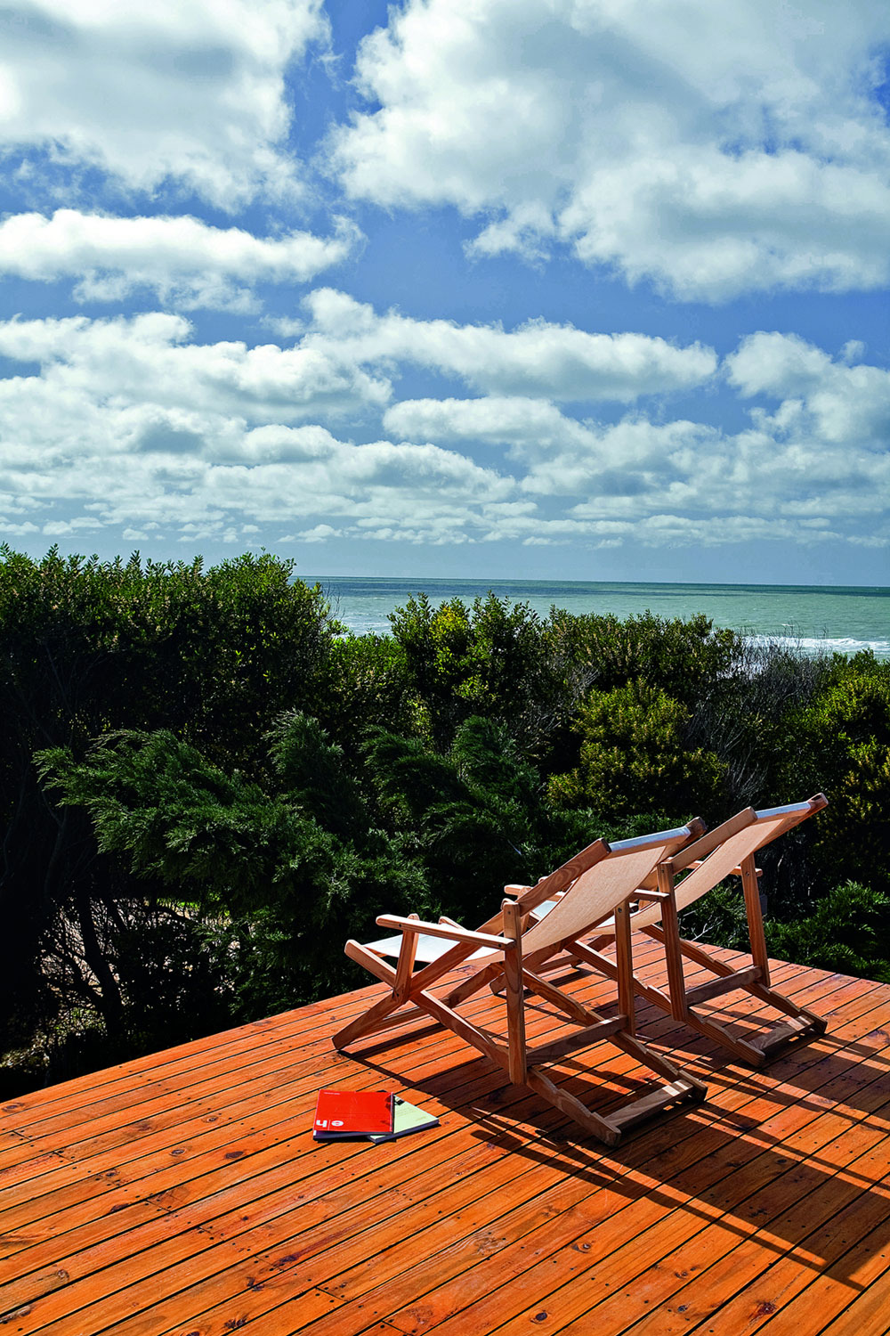 A Beautiful Concrete Home Nestled in the Beach and Forest of Villa Gesell, Argentina by BAK Architects (11)