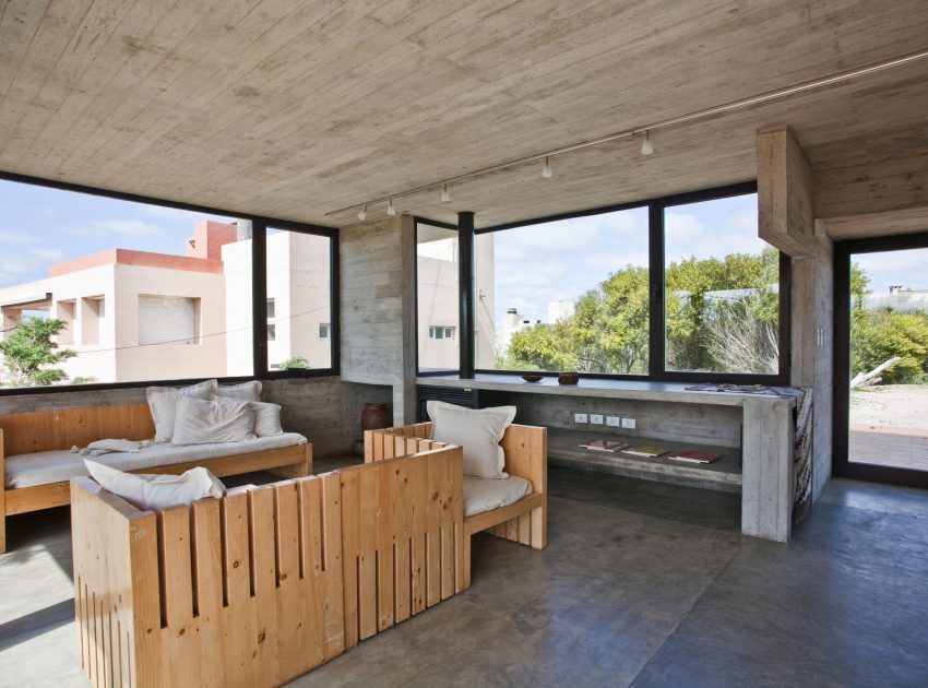 A Beautiful Concrete Home Nestled in the Beach and Forest of Villa Gesell, Argentina by BAK Architects (13)