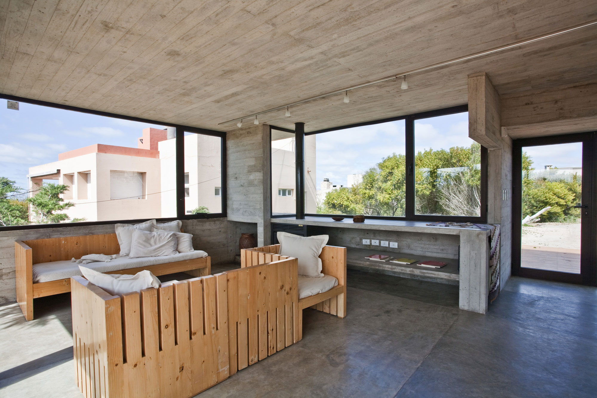 A Beautiful Concrete Home Nestled in the Beach and Forest of Villa Gesell, Argentina by BAK Architects (13)