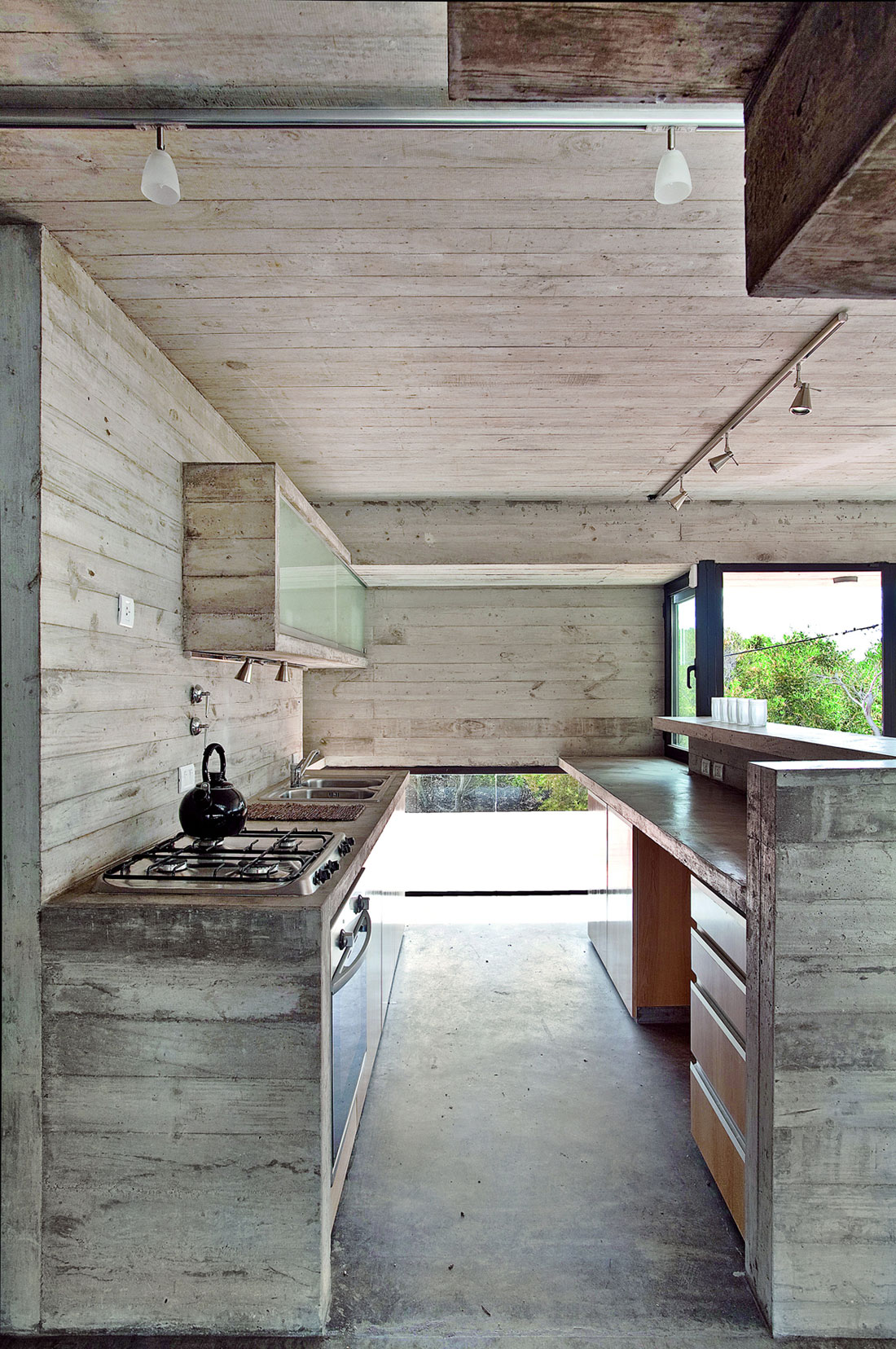 A Beautiful Concrete Home Nestled in the Beach and Forest of Villa Gesell, Argentina by BAK Architects (16)