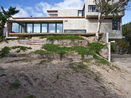 A Beautiful Concrete Home Nestled in the Beach and Forest of Villa Gesell, Argentina by BAK Architects (2)
