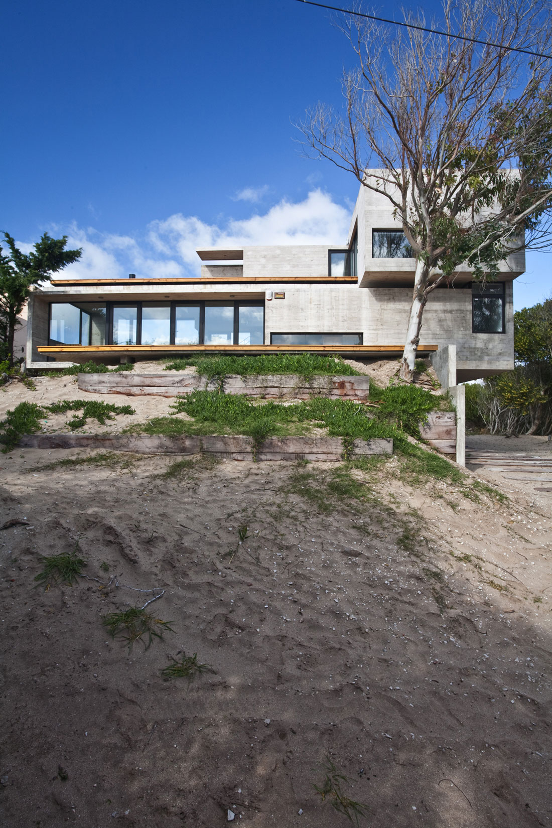 A Beautiful Concrete Home Nestled in the Beach and Forest of Villa Gesell, Argentina by BAK Architects (2)