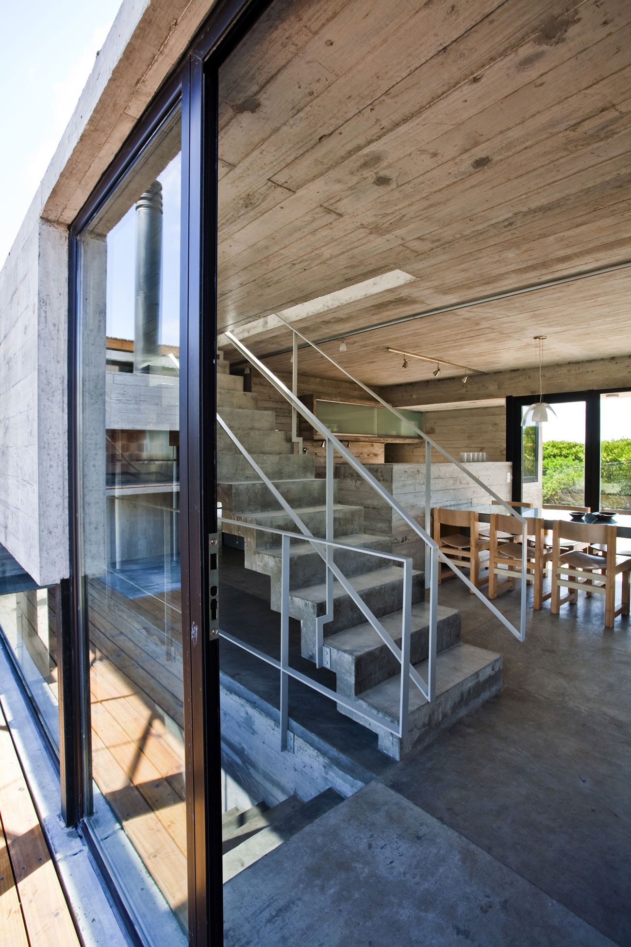A Beautiful Concrete Home Nestled in the Beach and Forest of Villa Gesell, Argentina by BAK Architects (22)