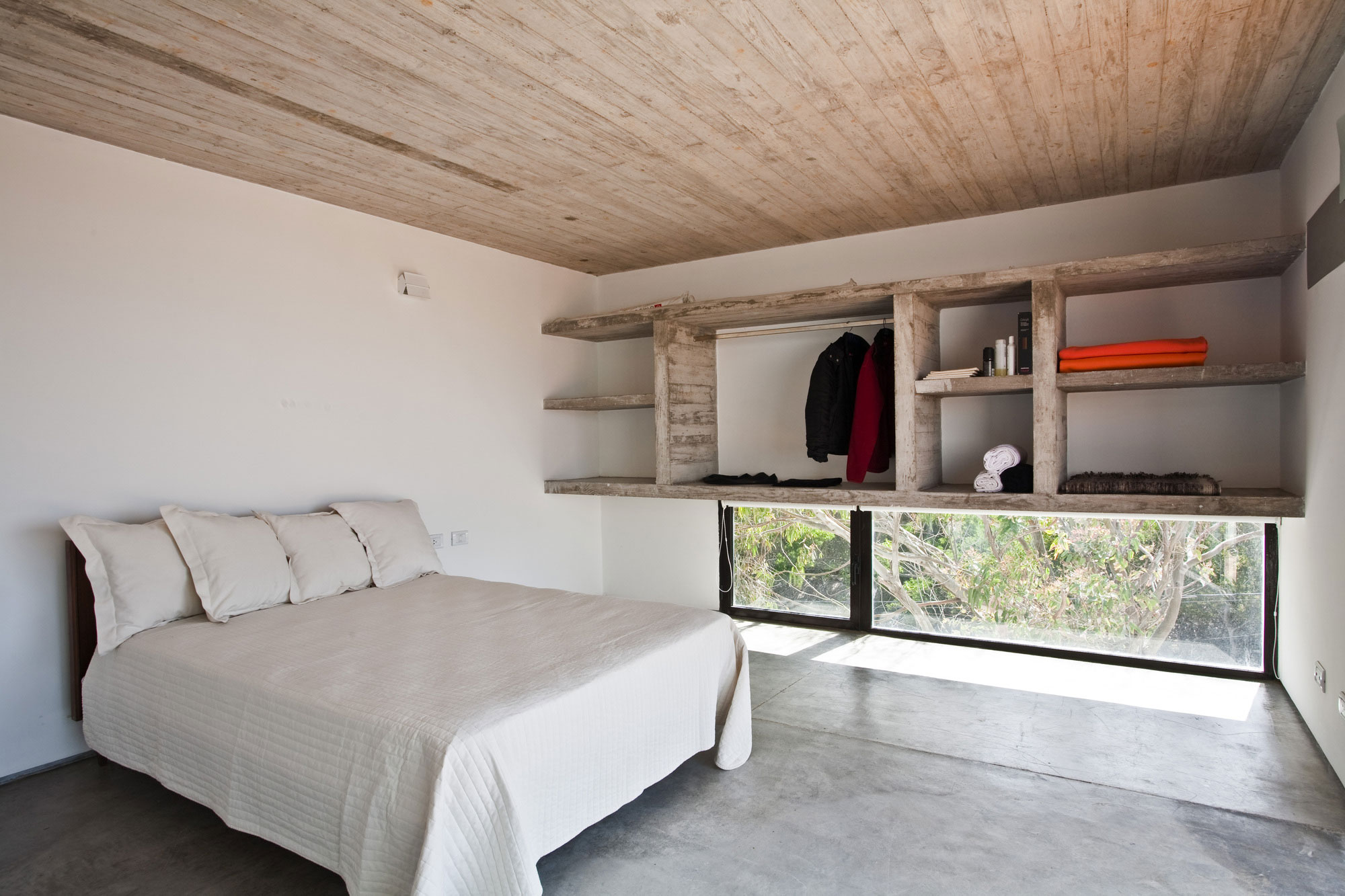 A Beautiful Concrete Home Nestled in the Beach and Forest of Villa Gesell, Argentina by BAK Architects (25)