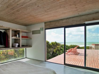 A Beautiful Concrete Home Nestled in the Beach and Forest of Villa Gesell, Argentina by BAK Architects (26)
