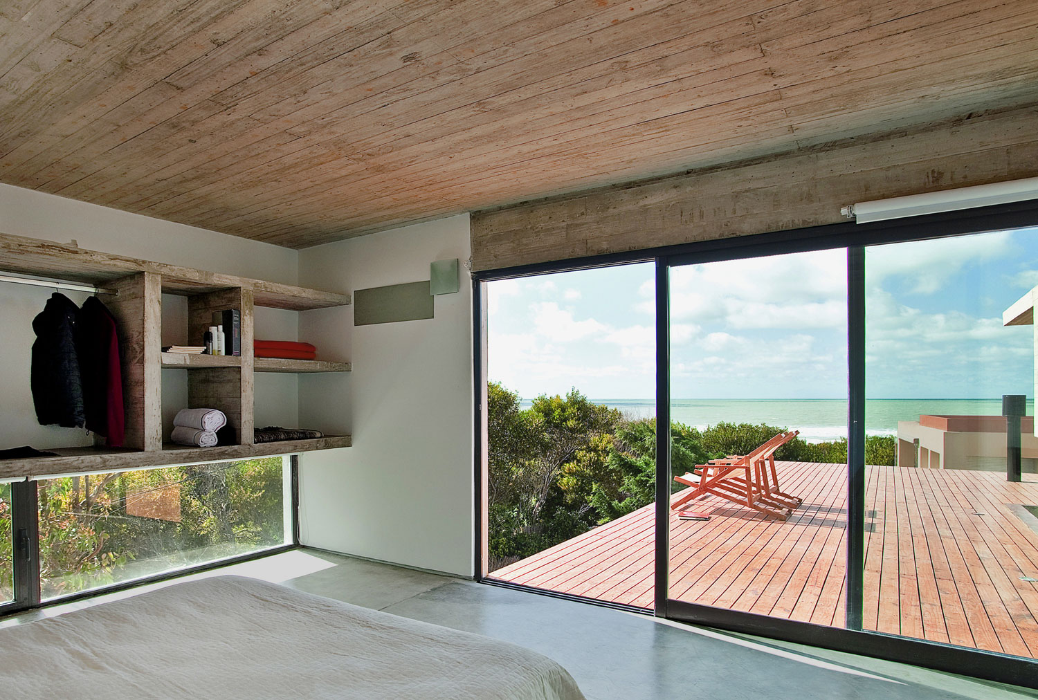 A Beautiful Concrete Home Nestled in the Beach and Forest of Villa Gesell, Argentina by BAK Architects (26)