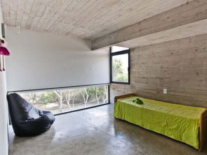 A Beautiful Concrete Home Nestled in the Beach and Forest of Villa Gesell, Argentina by BAK Architects (27)