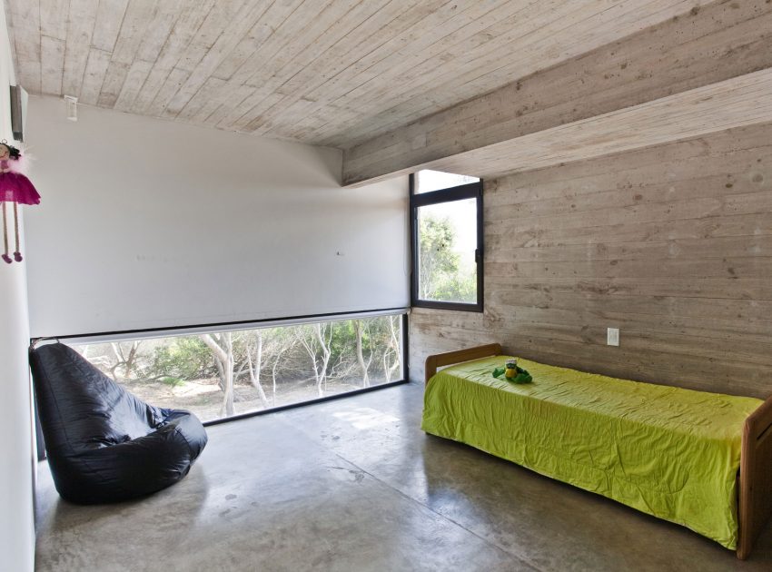 A Beautiful Concrete Home Nestled in the Beach and Forest of Villa Gesell, Argentina by BAK Architects (27)