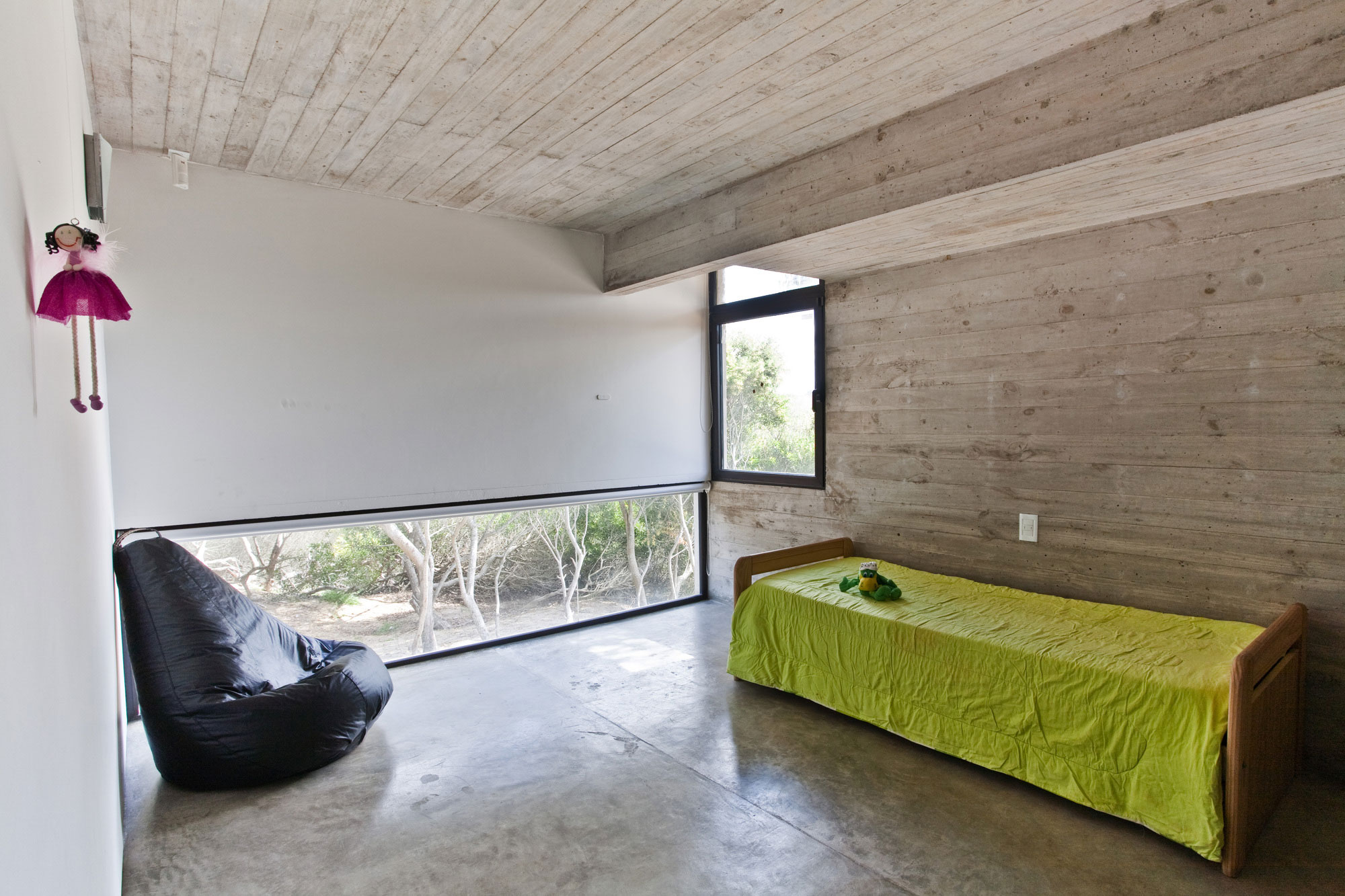 A Beautiful Concrete Home Nestled in the Beach and Forest of Villa Gesell, Argentina by BAK Architects (27)