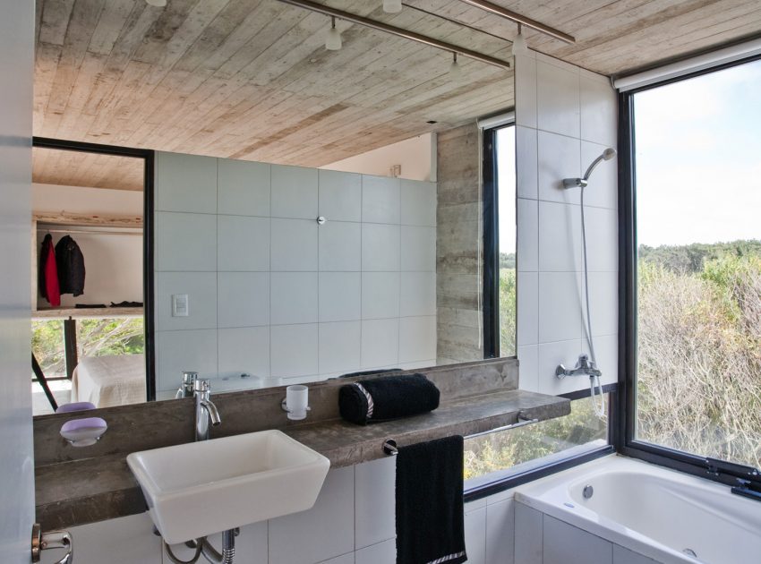 A Beautiful Concrete Home Nestled in the Beach and Forest of Villa Gesell, Argentina by BAK Architects (28)