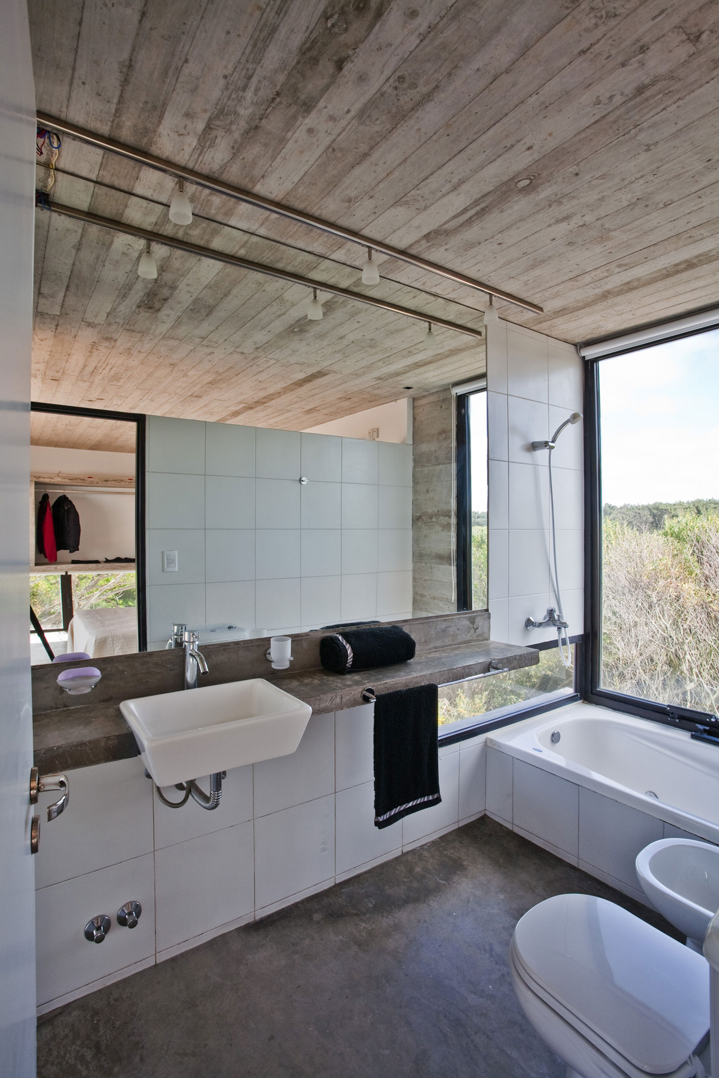 A Beautiful Concrete Home Nestled in the Beach and Forest of Villa Gesell, Argentina by BAK Architects (28)