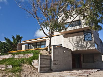 A Beautiful Concrete Home Nestled in the Beach and Forest of Villa Gesell, Argentina by BAK Architects (3)