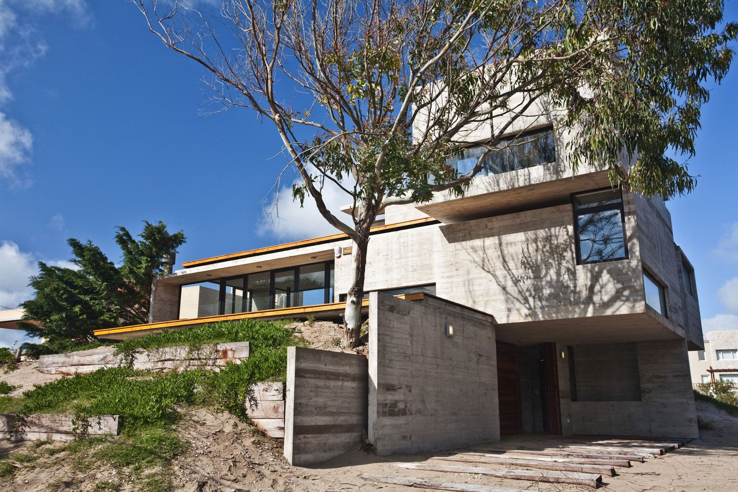 A Beautiful Concrete Home Nestled in the Beach and Forest of Villa Gesell, Argentina by BAK Architects (3)