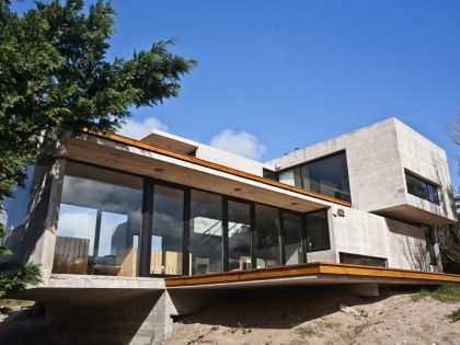 A Beautiful Concrete Home Nestled in the Beach and Forest of Villa Gesell, Argentina by BAK Architects (4)
