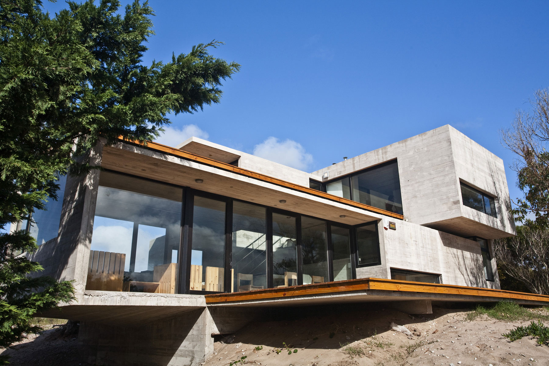 A Beautiful Concrete Home Nestled in the Beach and Forest of Villa Gesell, Argentina by BAK Architects (4)