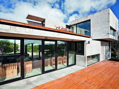 A Beautiful Concrete Home Nestled in the Beach and Forest of Villa Gesell, Argentina by BAK Architects (5)