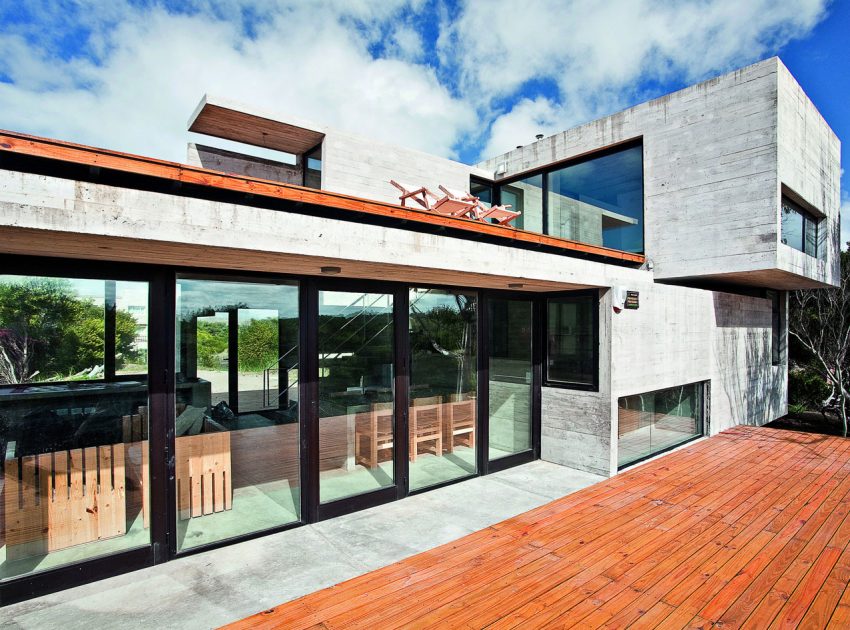 A Beautiful Concrete Home Nestled in the Beach and Forest of Villa Gesell, Argentina by BAK Architects (5)