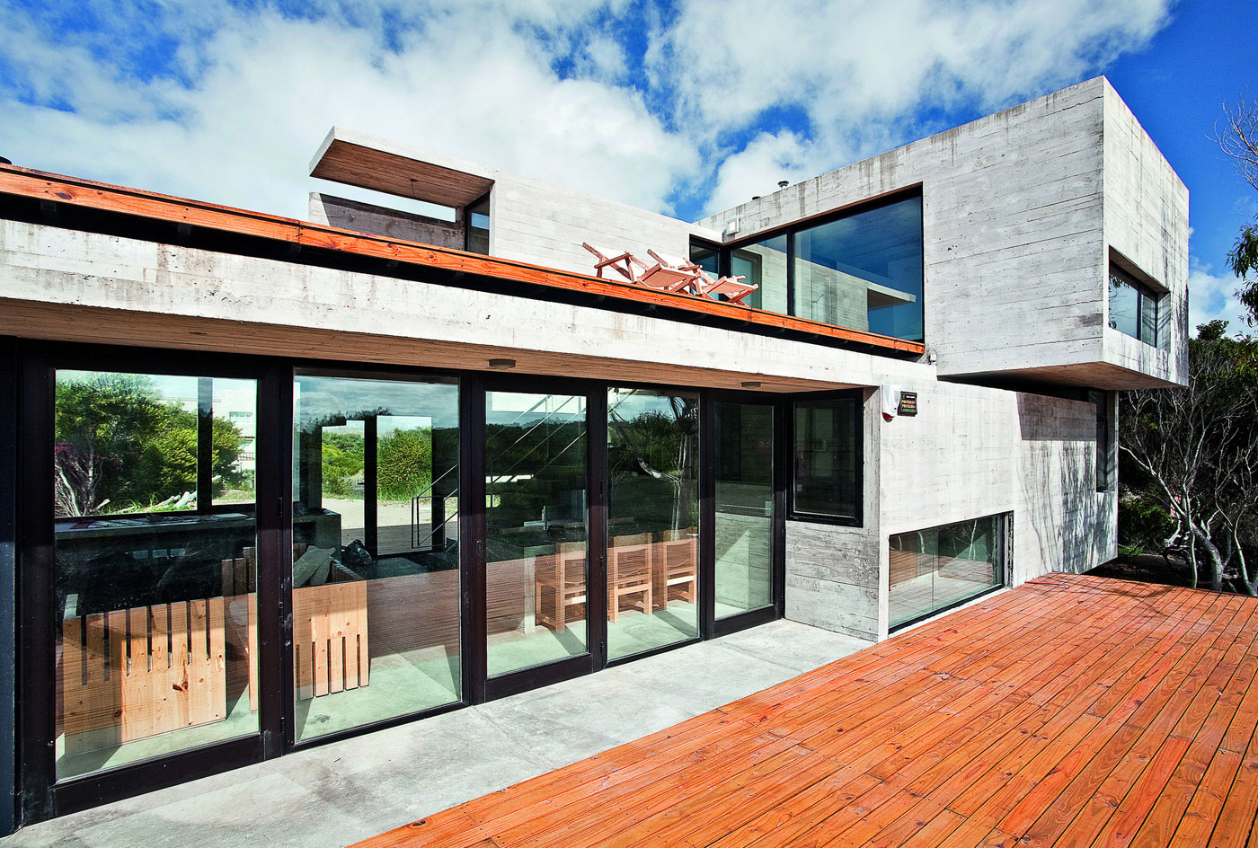 A Beautiful Concrete Home Nestled in the Beach and Forest of Villa Gesell, Argentina by BAK Architects (5)