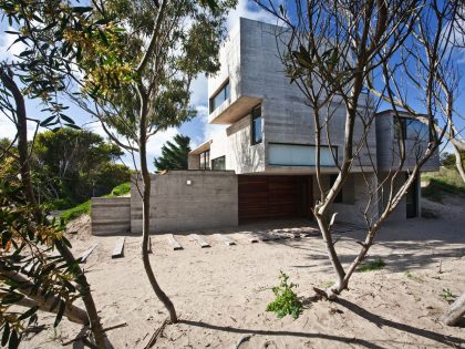 A Beautiful Concrete Home Nestled in the Beach and Forest of Villa Gesell, Argentina by BAK Architects (6)