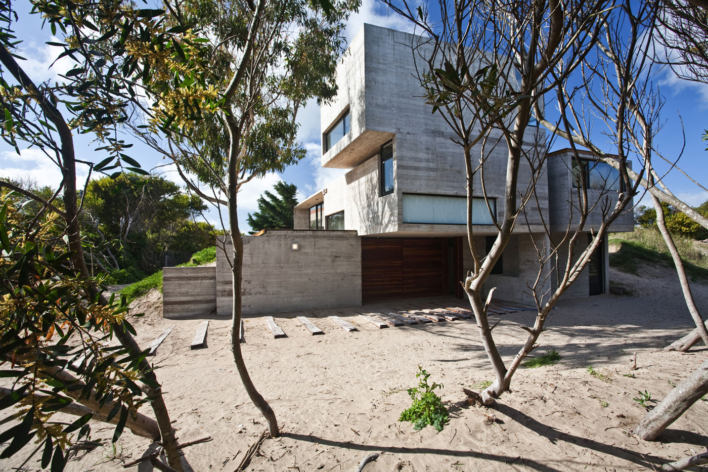 A Beautiful Concrete Home Nestled in the Beach and Forest of Villa Gesell, Argentina by BAK Architects (6)