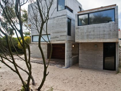 A Beautiful Concrete Home Nestled in the Beach and Forest of Villa Gesell, Argentina by BAK Architects (7)