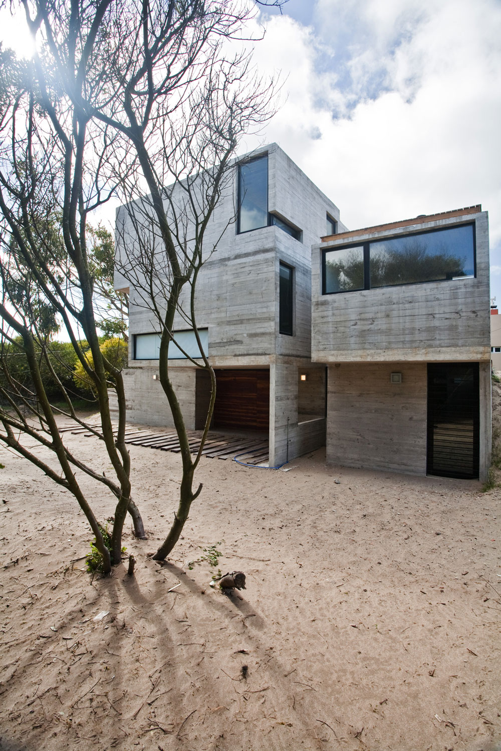 A Beautiful Concrete Home Nestled in the Beach and Forest of Villa Gesell, Argentina by BAK Architects (7)