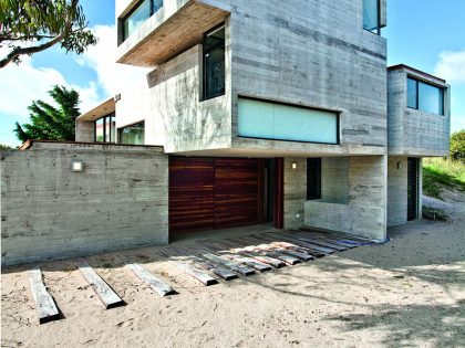 A Beautiful Concrete Home Nestled in the Beach and Forest of Villa Gesell, Argentina by BAK Architects (8)