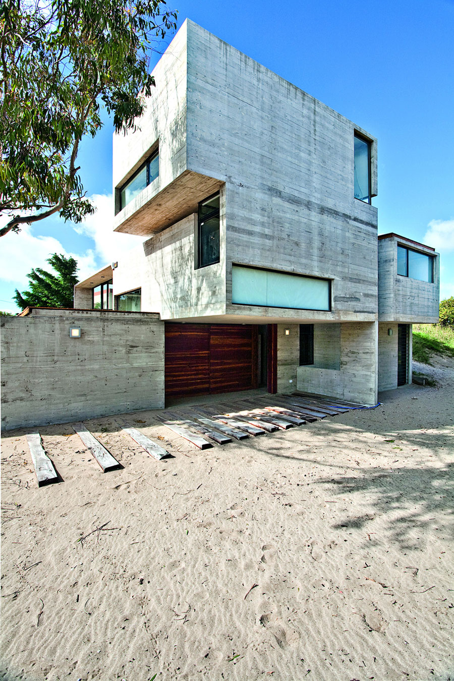 A Beautiful Concrete Home Nestled in the Beach and Forest of Villa Gesell, Argentina by BAK Architects (8)
