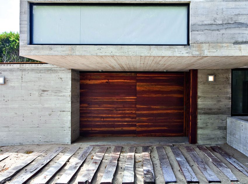 A Beautiful Concrete Home Nestled in the Beach and Forest of Villa Gesell, Argentina by BAK Architects (9)