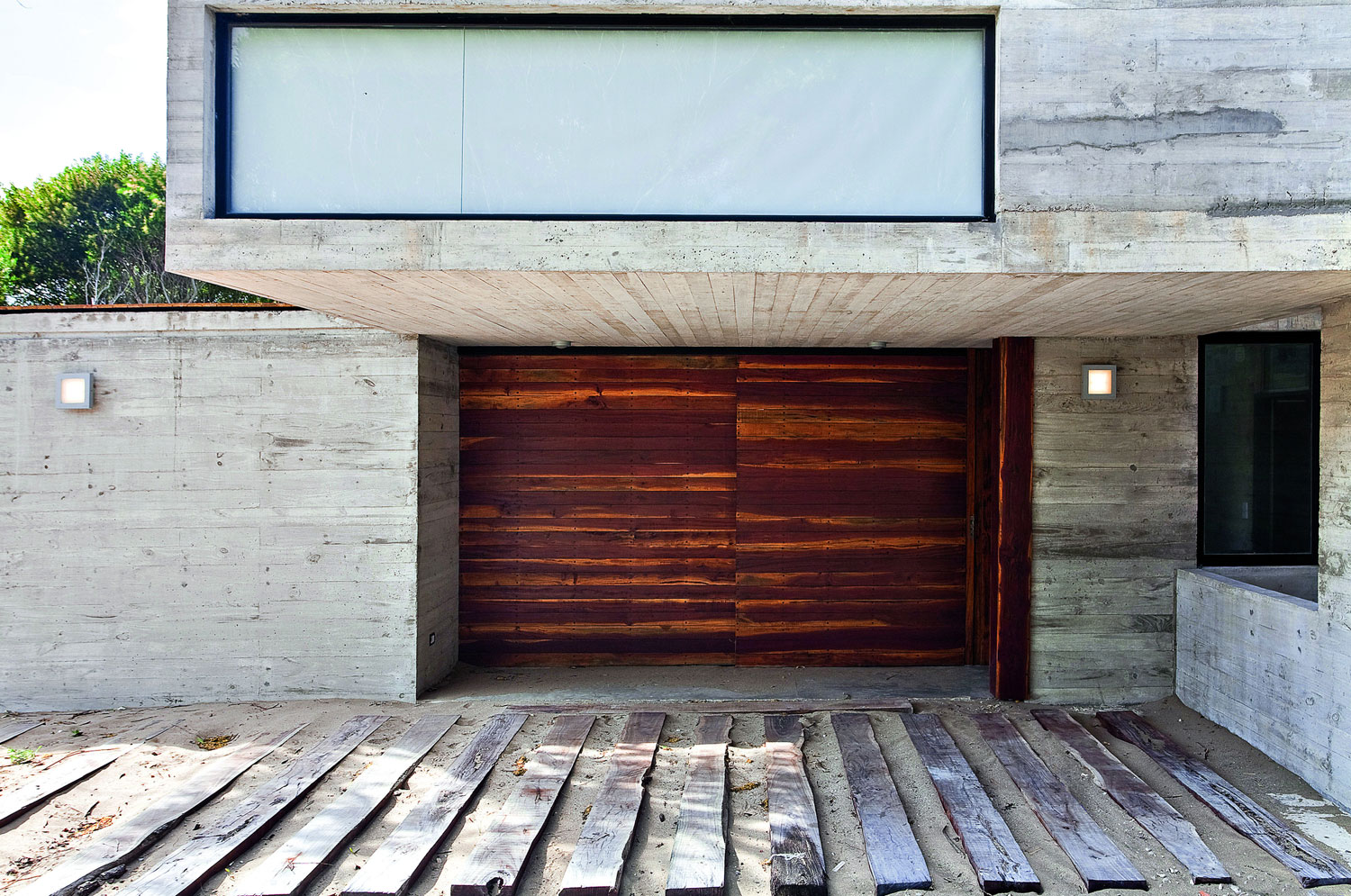 A Beautiful Concrete Home Nestled in the Beach and Forest of Villa Gesell, Argentina by BAK Architects (9)