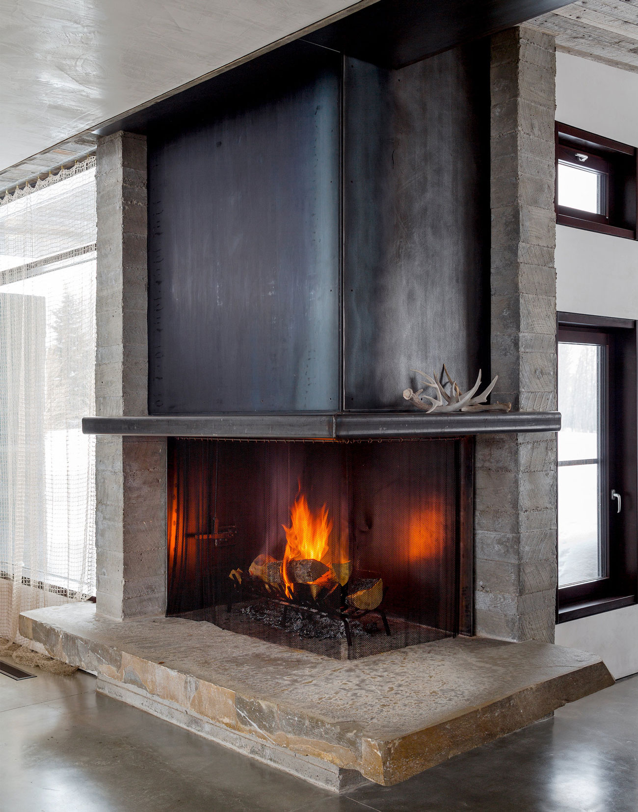 A Beautiful Contemporary Mountain Retreat Blended with Nature for a Couple in Jackson Hole, Wyoming by Pearson Design Group (15)