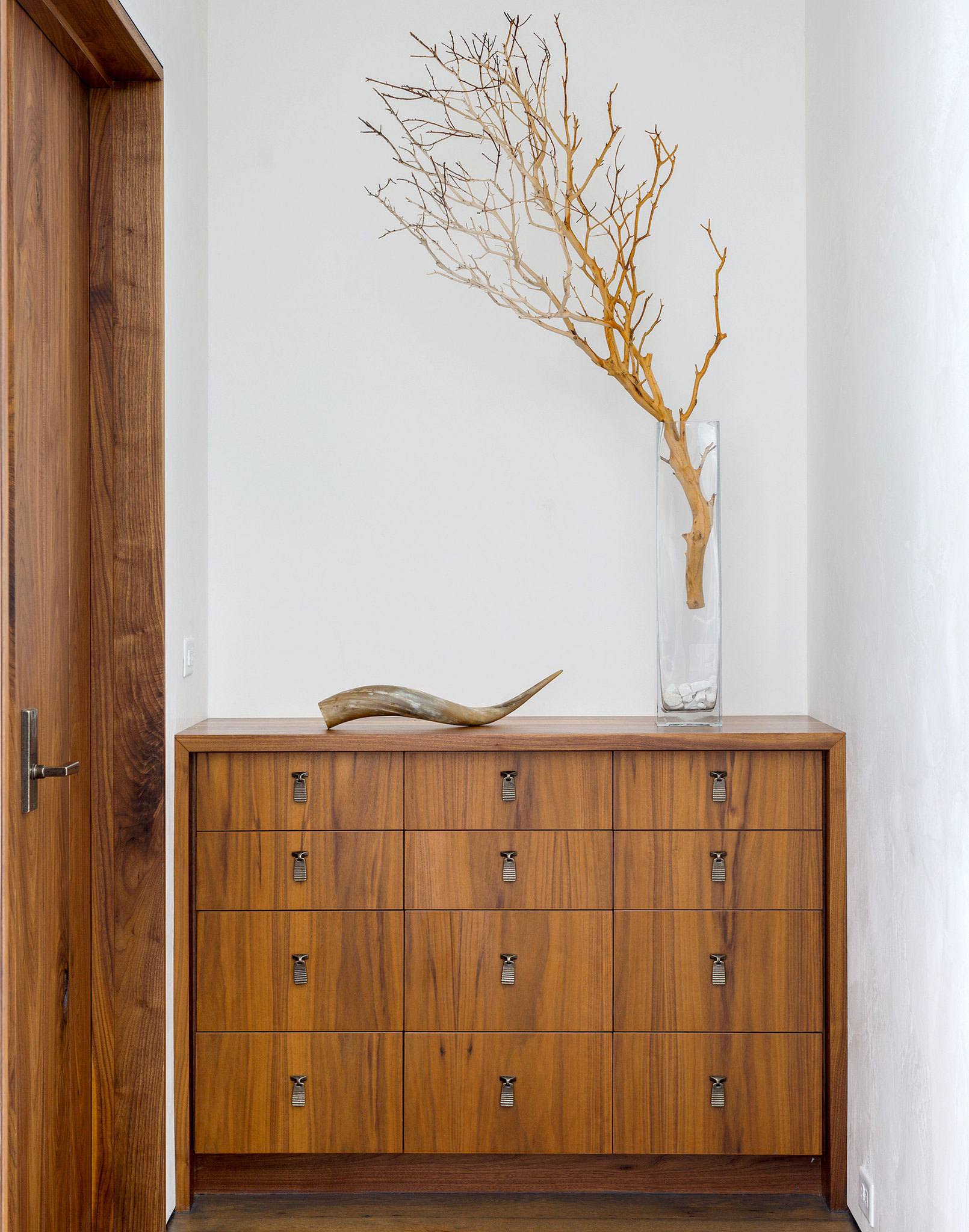 A Beautiful Contemporary Mountain Retreat Blended with Nature for a Couple in Jackson Hole, Wyoming by Pearson Design Group (22)