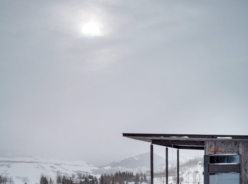 A Beautiful Contemporary Mountain Retreat Blended with Nature for a Couple in Jackson Hole, Wyoming by Pearson Design Group (27)