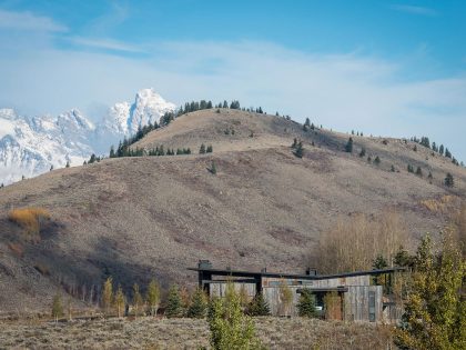 A Beautiful Contemporary Mountain Retreat Blended with Nature for a Couple in Jackson Hole, Wyoming by Pearson Design Group (7)