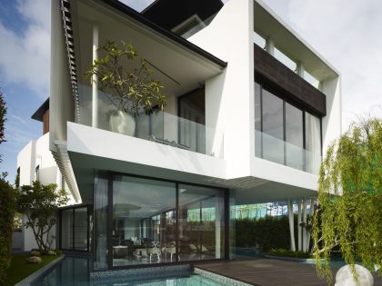 A Beautiful Contemporary Waterfront Home Inspired by the Boomerang Curve in Singapore by Aamer Architects (1)