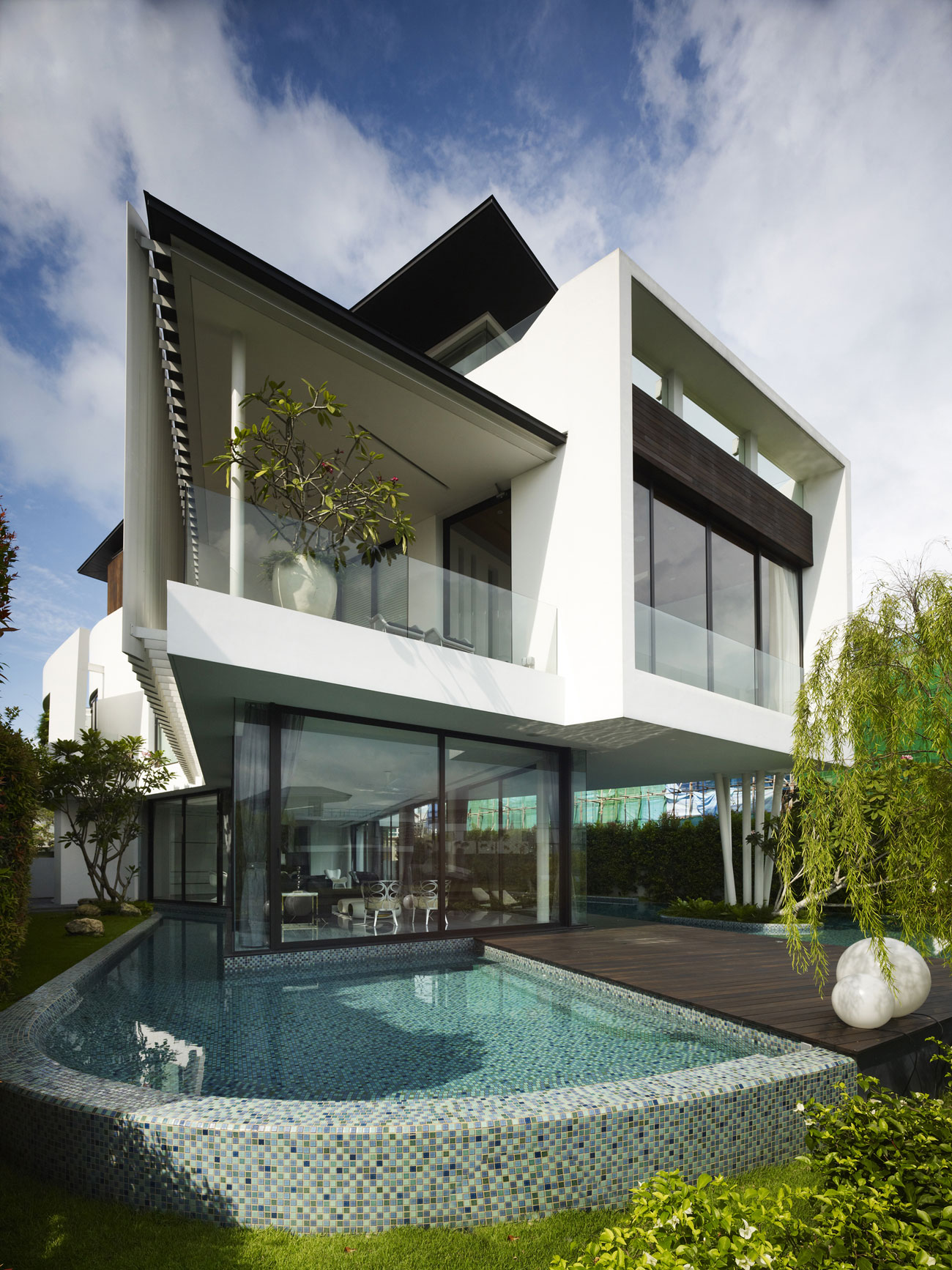 A Beautiful Contemporary Waterfront Home Inspired by the Boomerang Curve in Singapore by Aamer Architects (1)
