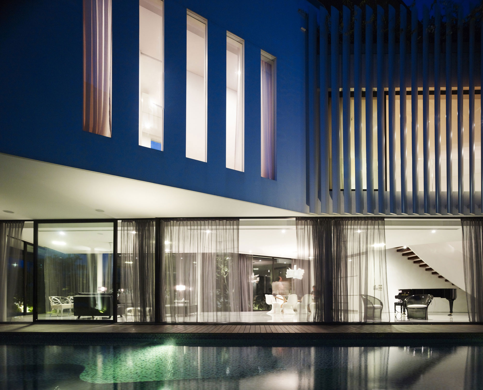 A Beautiful Contemporary Waterfront Home Inspired by the Boomerang Curve in Singapore by Aamer Architects (15)