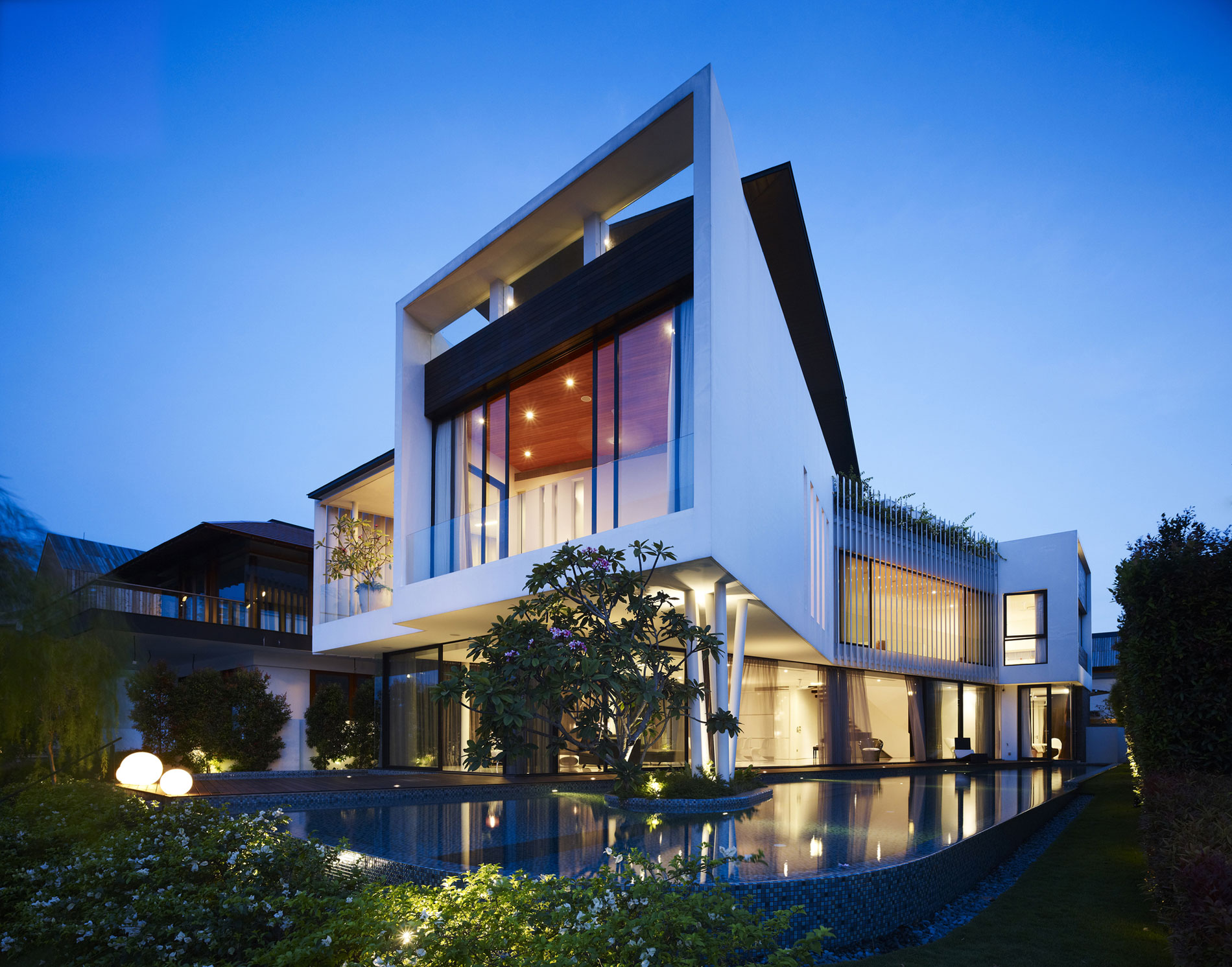 A Beautiful Contemporary Waterfront Home Inspired by the Boomerang Curve in Singapore by Aamer Architects (16)